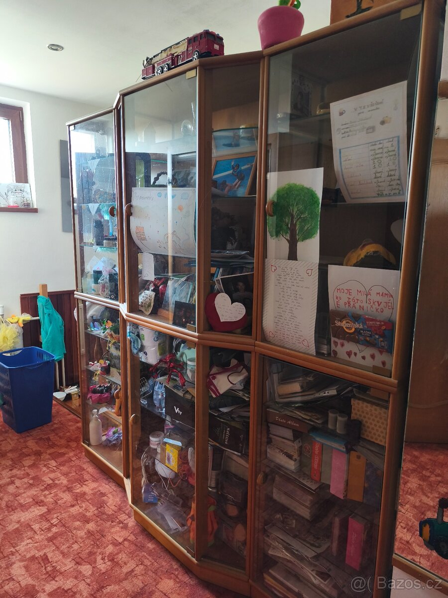 Prosklená skříň poctivě dřevo - vitrina