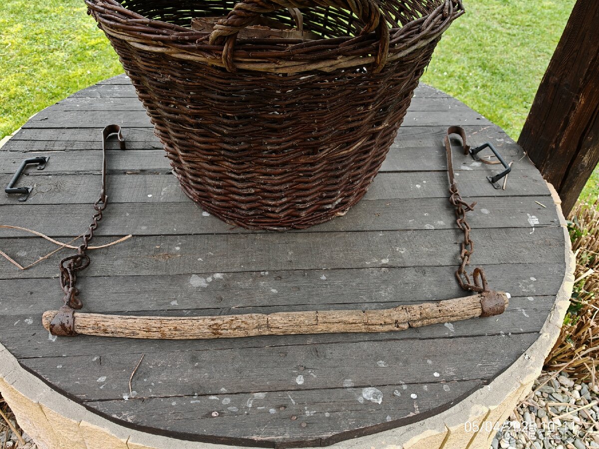 Retro dekorace nosič věder ke studni