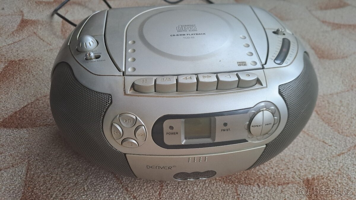 radiomagnetofon s CD přehrávačem