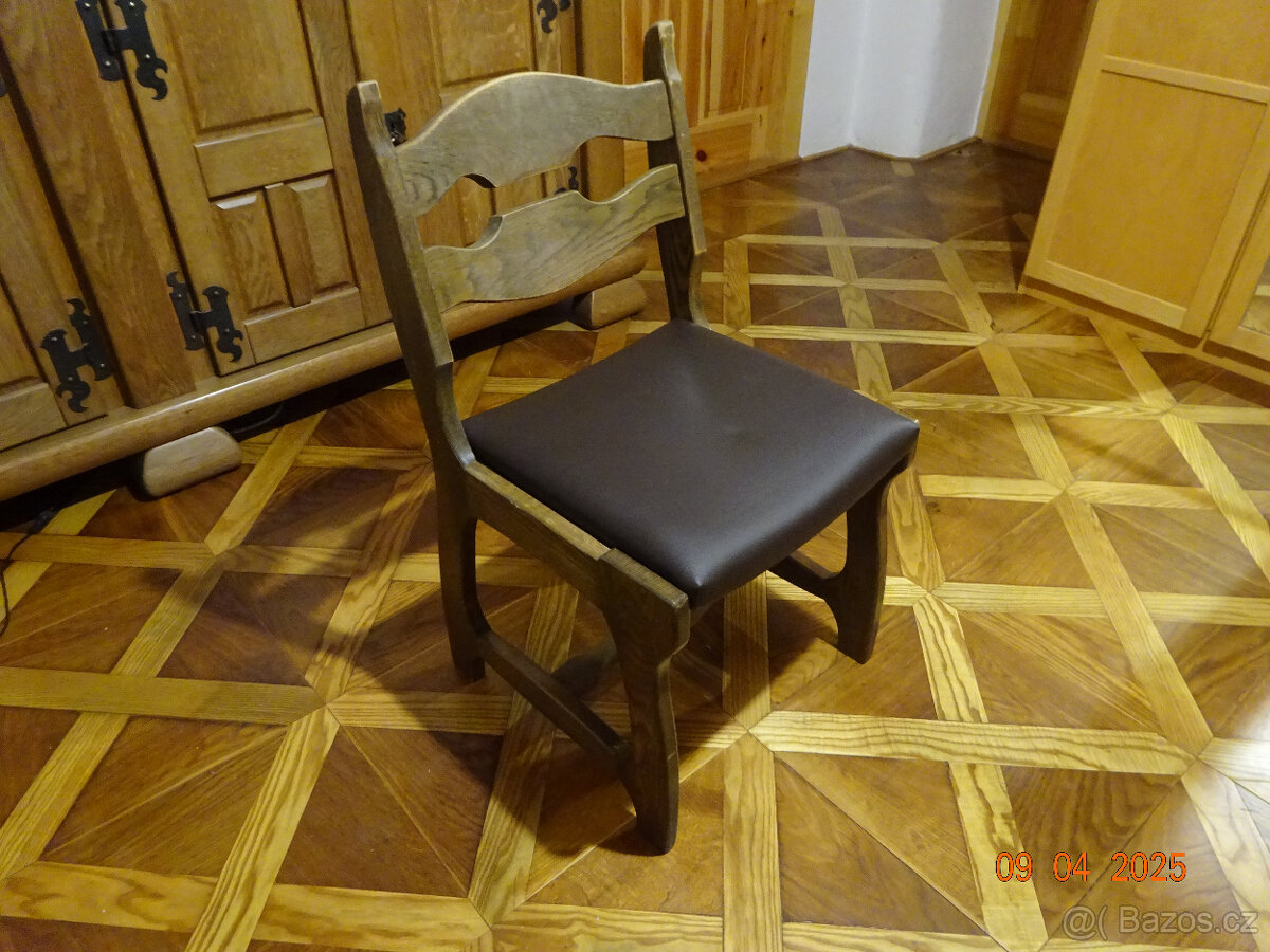 Masivní dubová židle