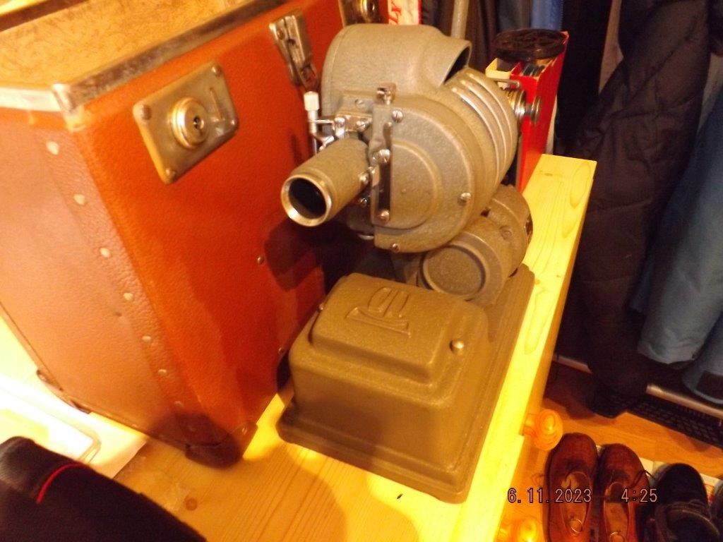 Prodám sběrateli staré fotoaparáty, kameru 8mm,promítačku
