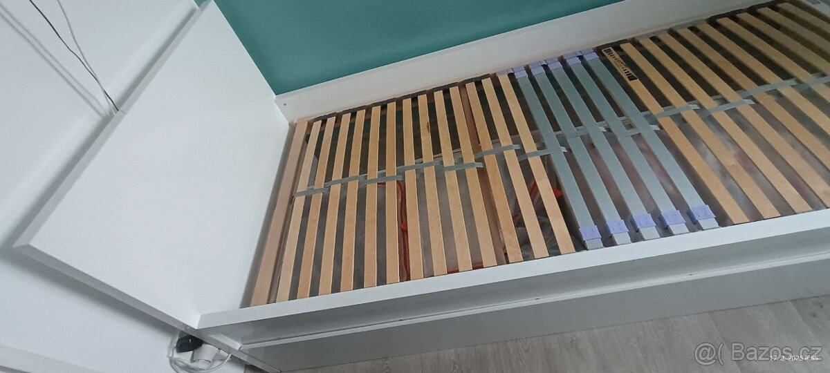 Jednolůžková postel s úložným prostorem a roštem