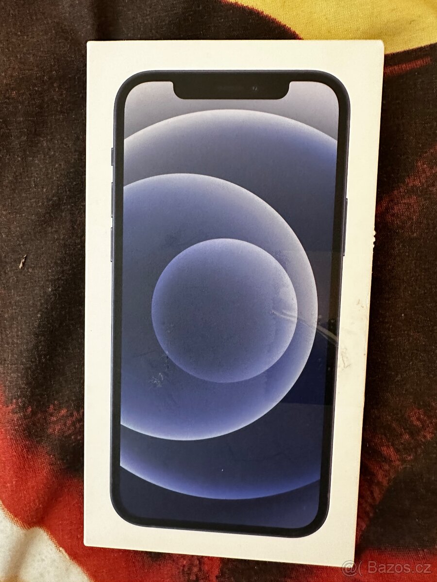 iPhone 12, baterie 100%