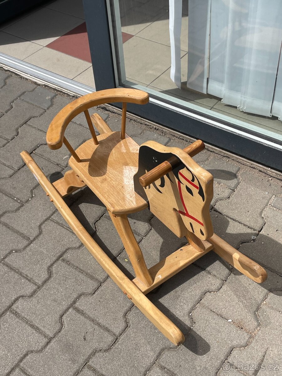 HOUPACÍ KONÍK