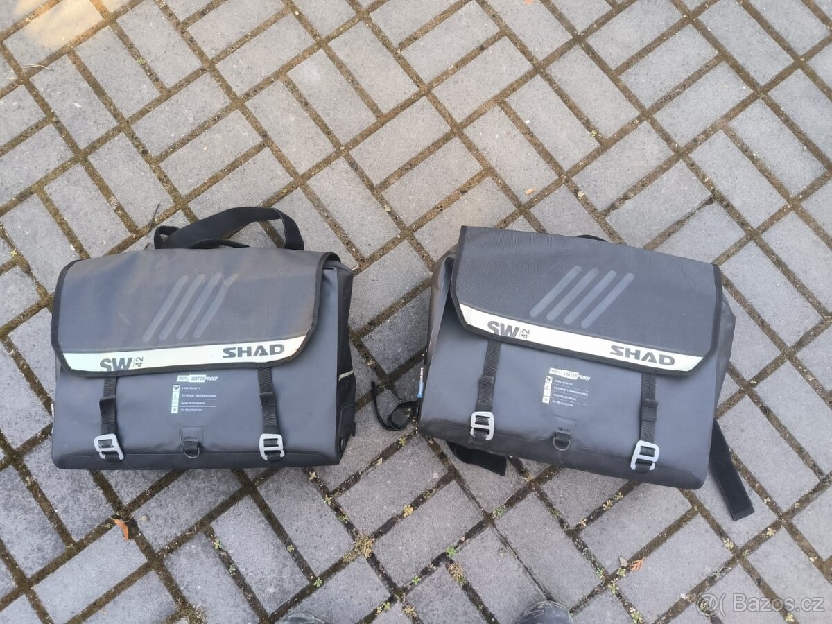 Voděodolné boční brašny na motoru SHAD SW42 - 2x 25l