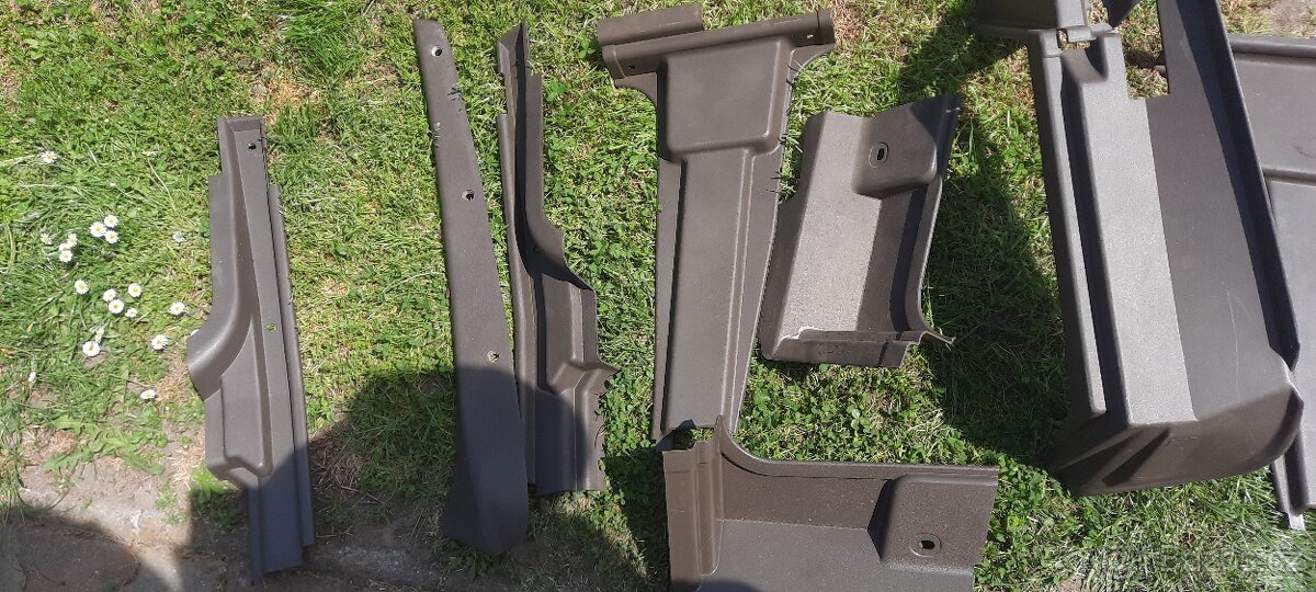 Prodám originál plasty interiéru hnědé Škoda favorit