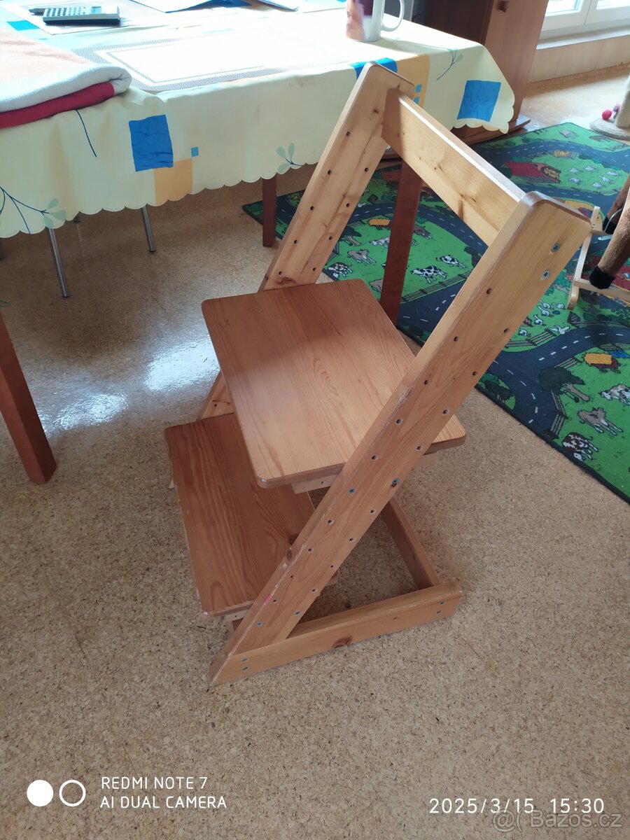 Dětská rostoucí židle, masiv, v pěkném stavu, levně.
