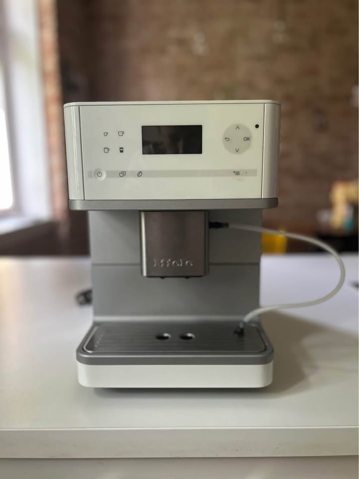 Miele kávovar CM 6100 lotosově bílý
