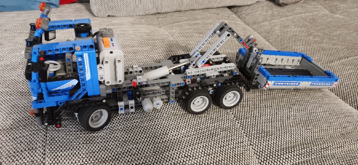 Technic 8052 Nákladní vůz s kontejnerů na baterie