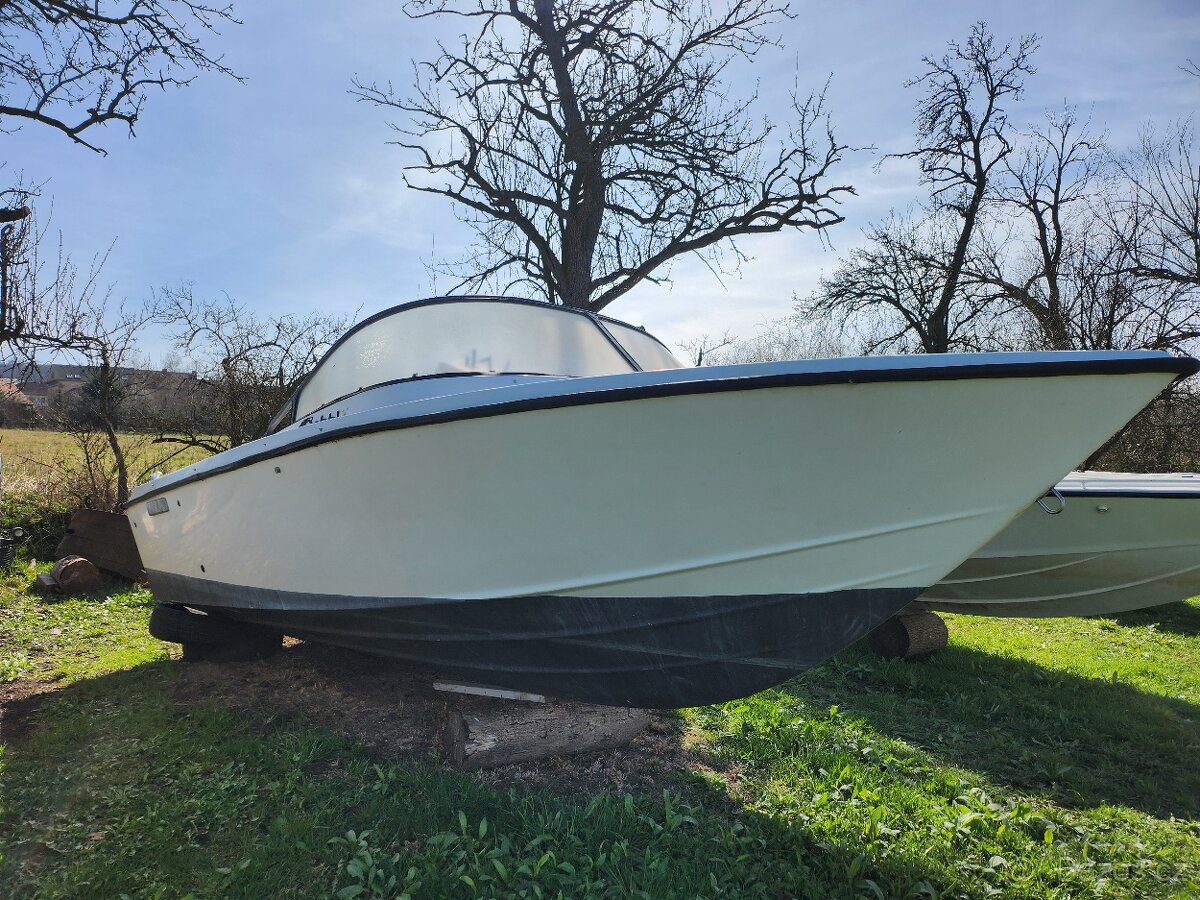 Clun, loď 5.7x2.3m, na přestavbu