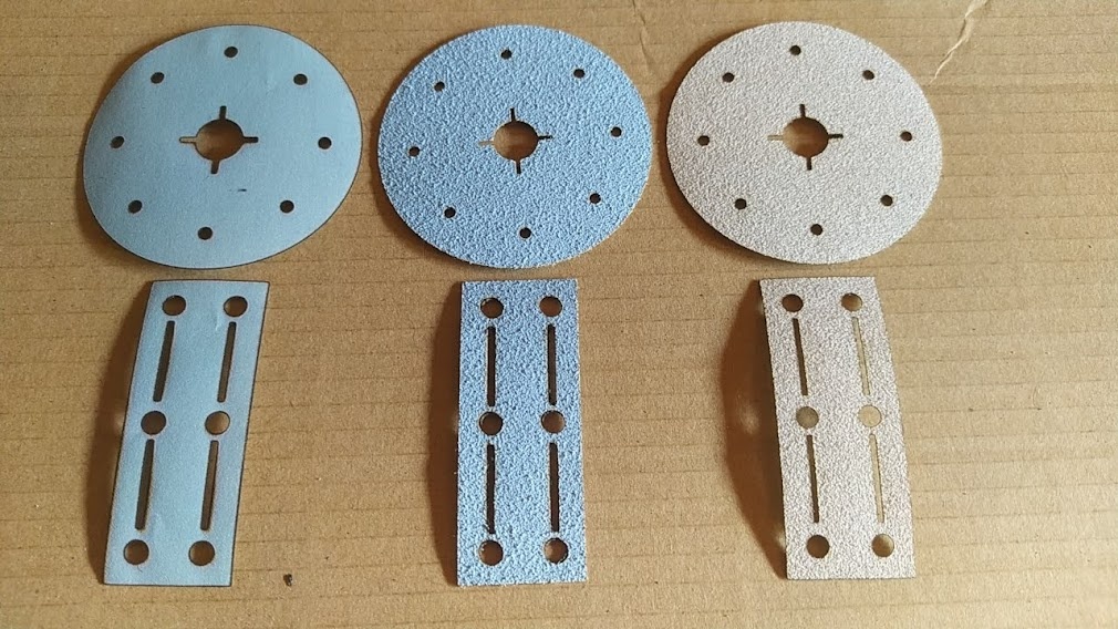 Výřezy z brusného plátna / smirku dle zadání