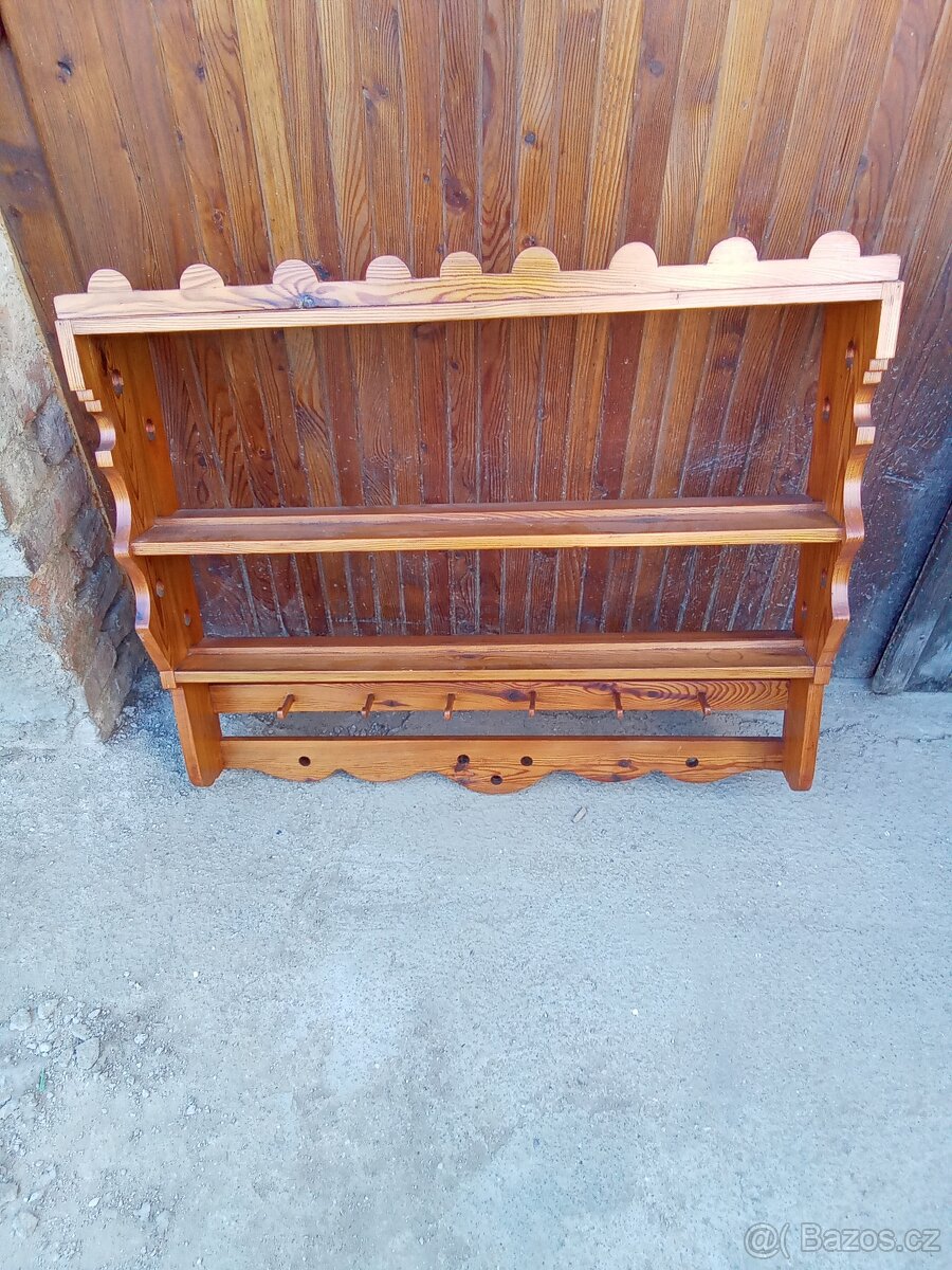 Velká dřevěná police