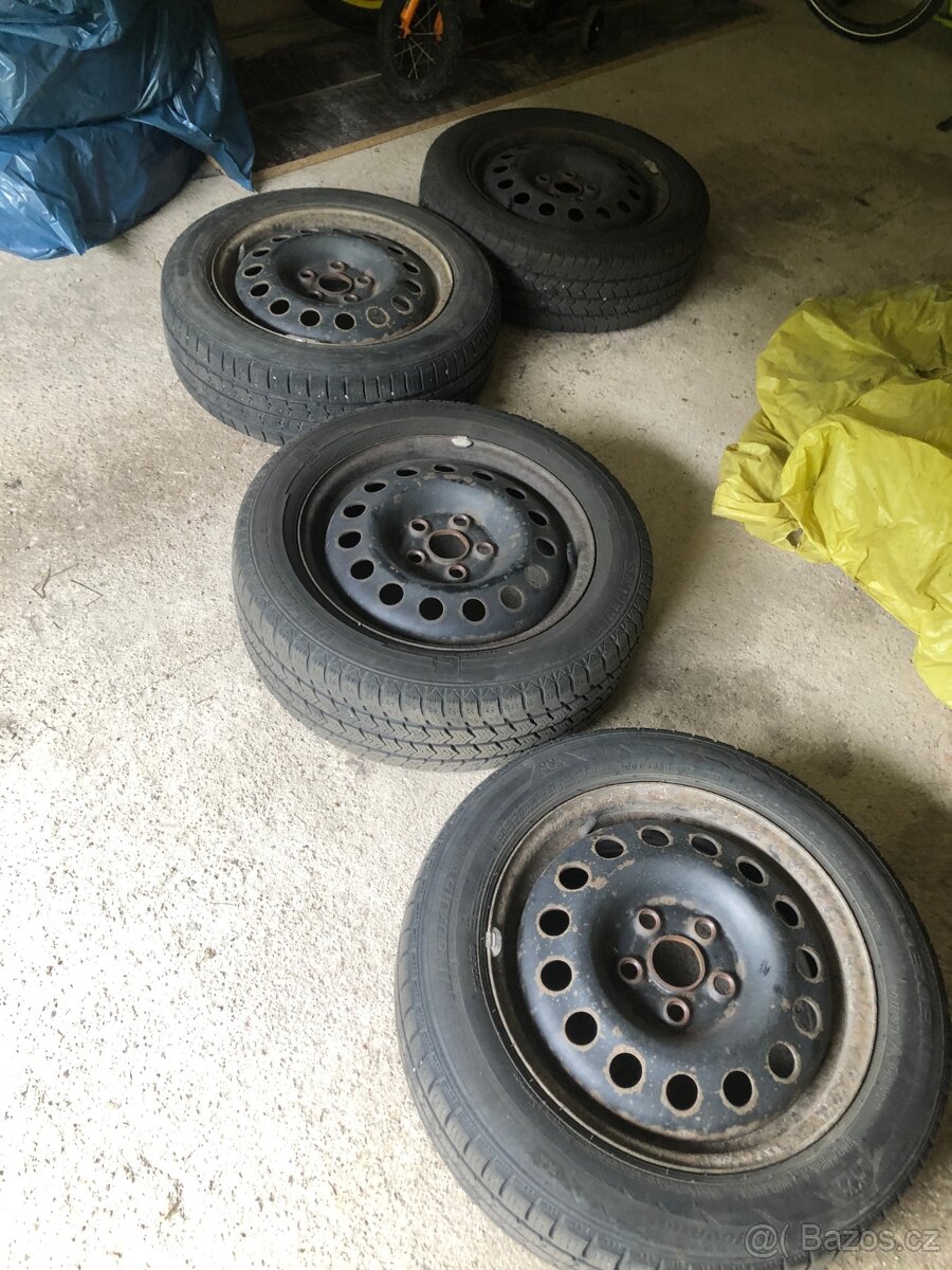 Prodám 4 zimní pneumatiky 195/60R16C na plechových discích