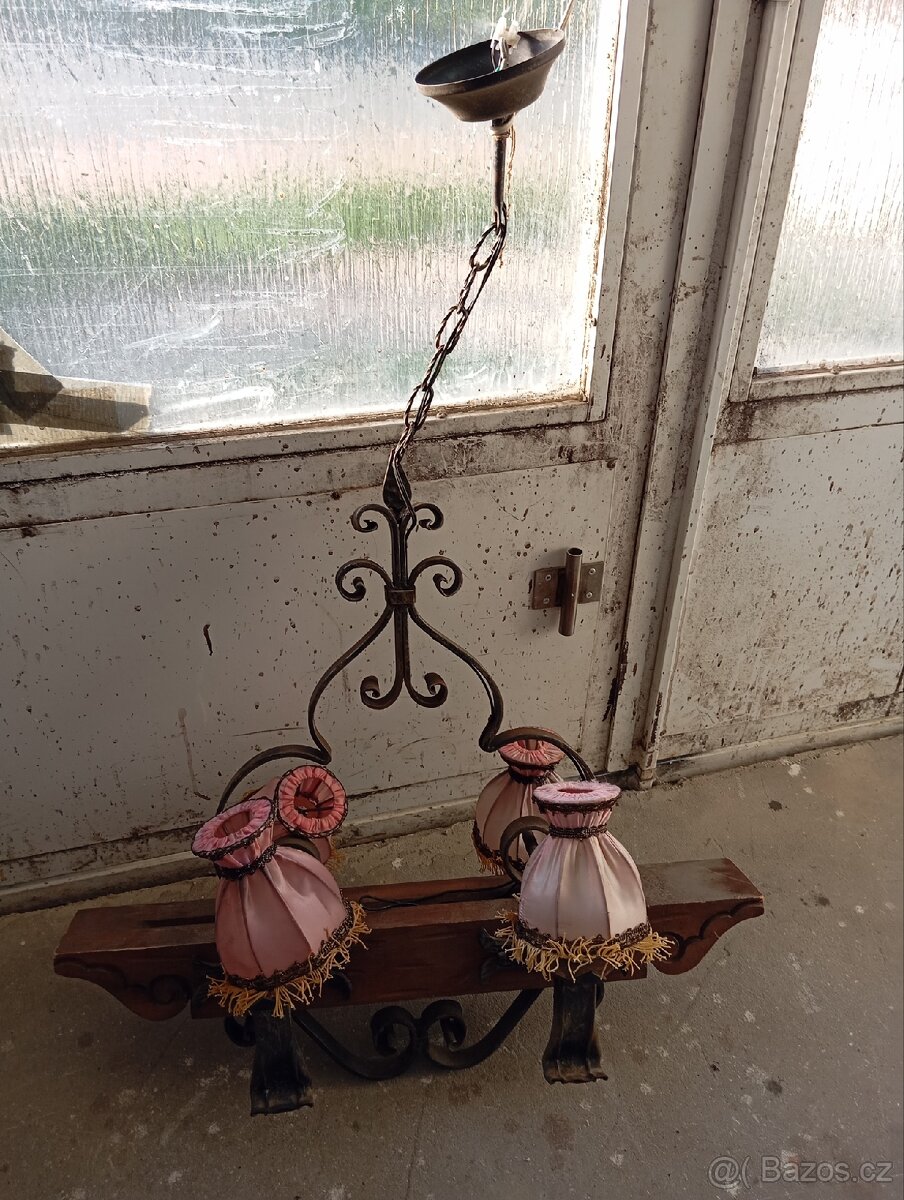 Starý lustr kov dřevo