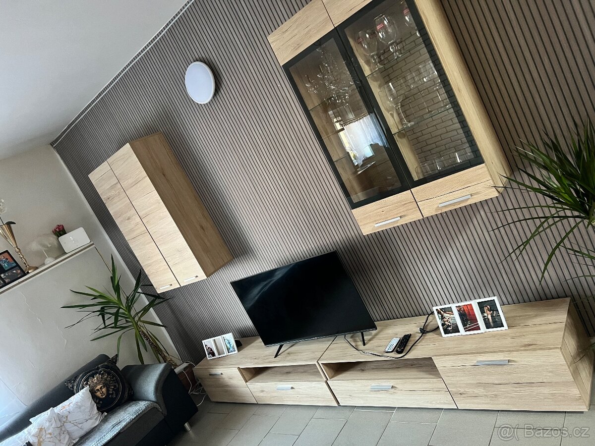 Téměř nová obývací stěna