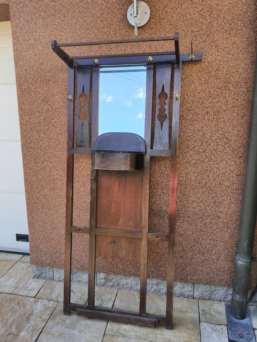 Věšák se zrcadlem