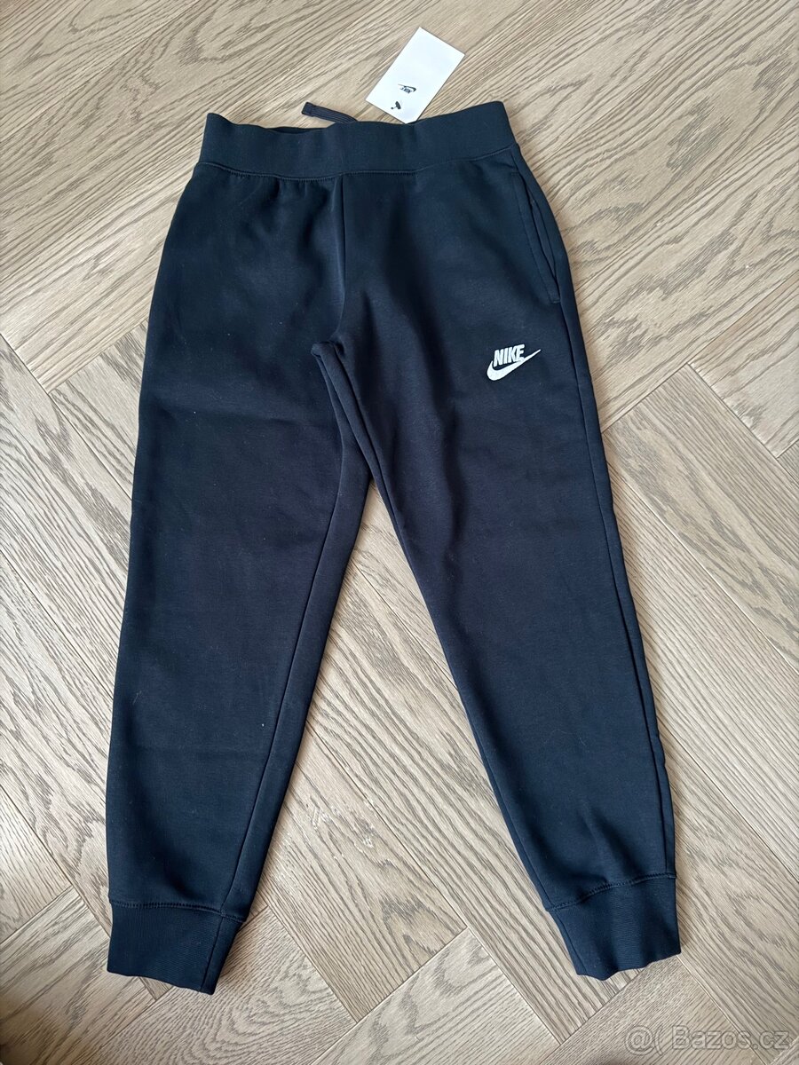 Nové detske tepláky Nike vel. S