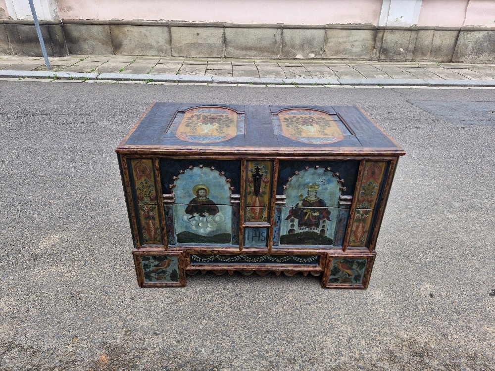 Komoda , malovana truhla, intarzovany pribornik