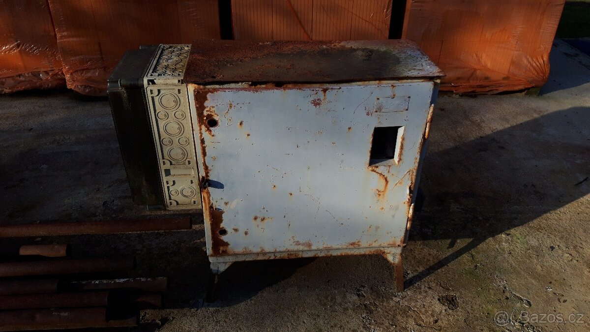 Plechová skříňka