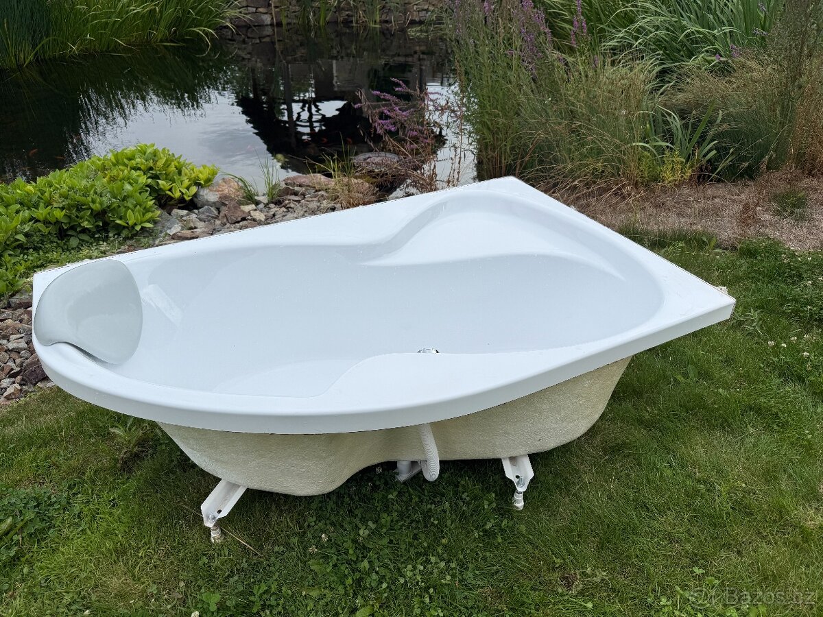 Rohová vana Ravak,  včetně sifonu a nožiček