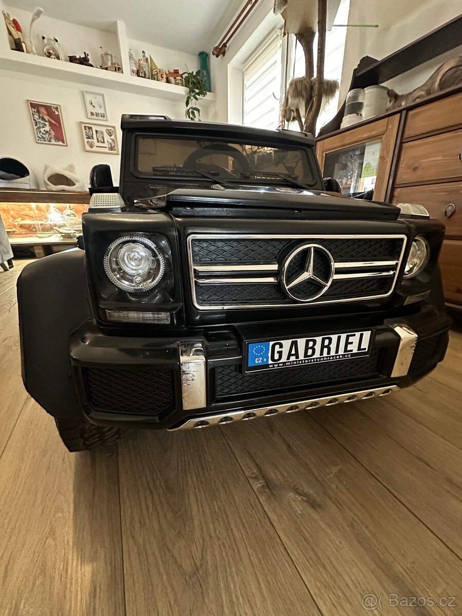 Elektrické auto mercedes 6x6 s dvěma baterii