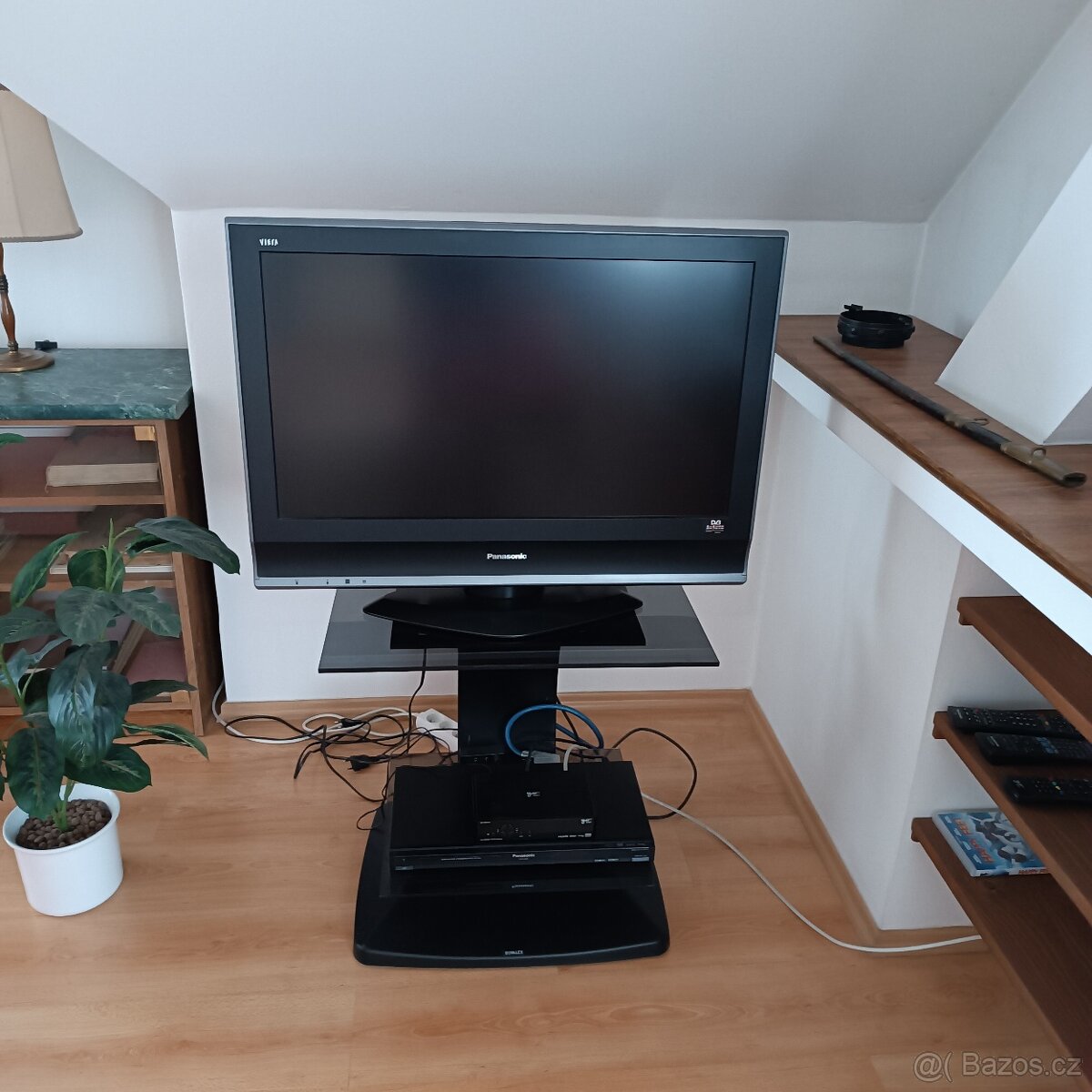 LCD televize a přehrávač Panasonic,gosat+televizní stolek