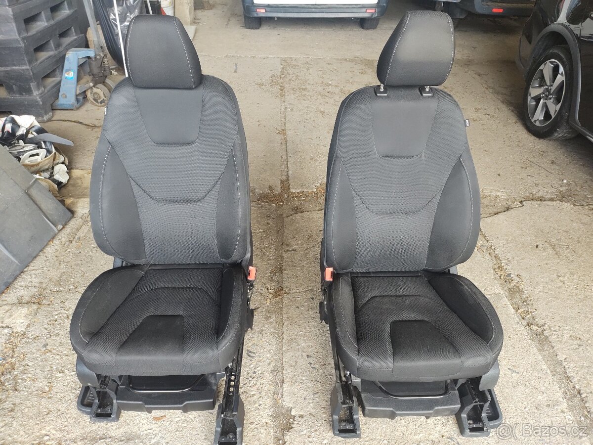 Ford Smax sedačky přední a třetí řada