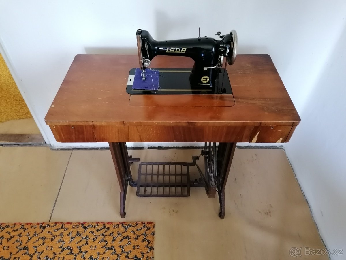 Starožitný šicí stroj LADA