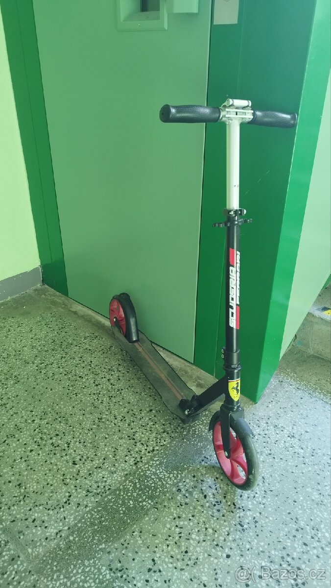 koloběžka Ferrari