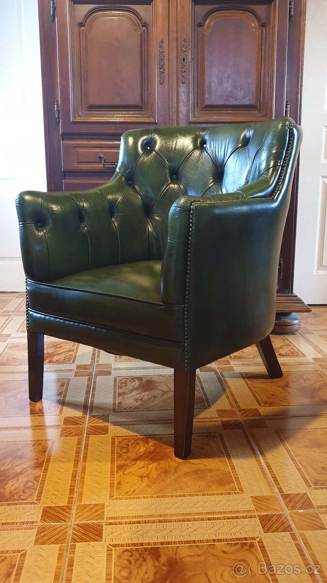 Pěkné kožené křeslo Chesterfield