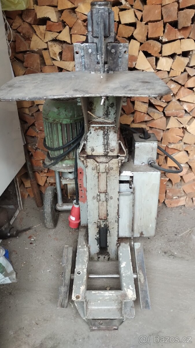 Hydraulická stipacka polen