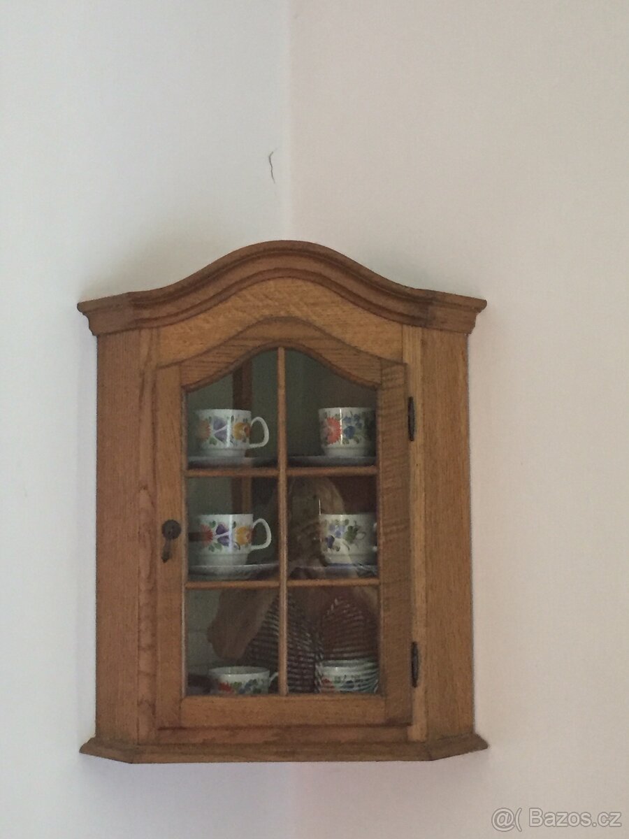 ROHOVÁ RUSTIKÁLNÍ SKŘÍŇKA