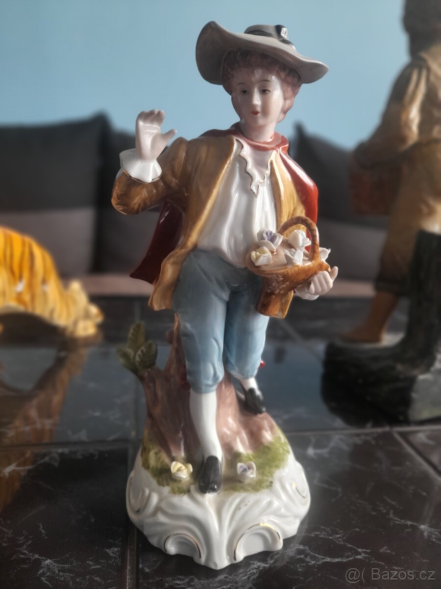 Porcelánová soška chlapce
