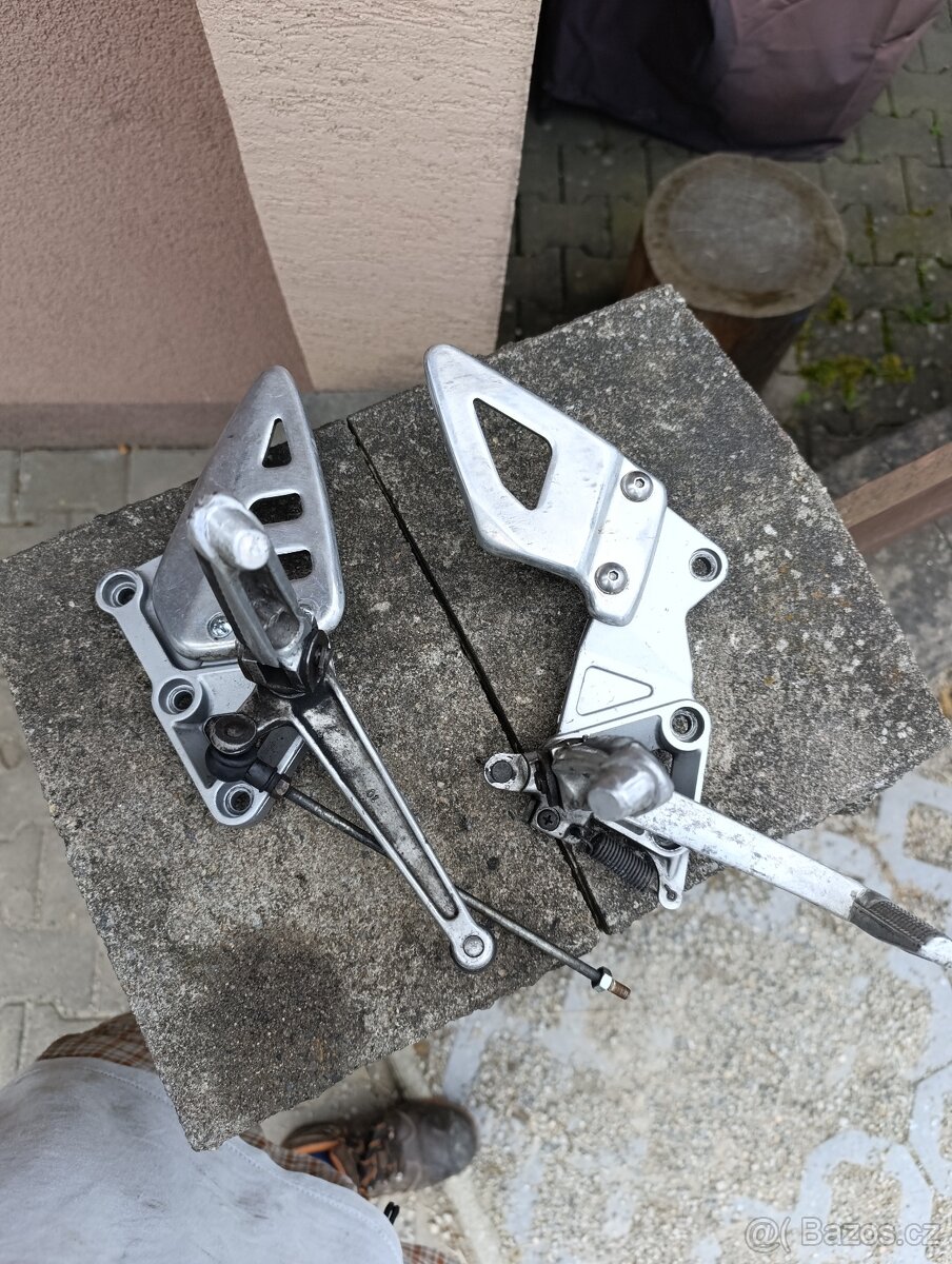 Suzuki TL 1000 S stupačky OEM komplet