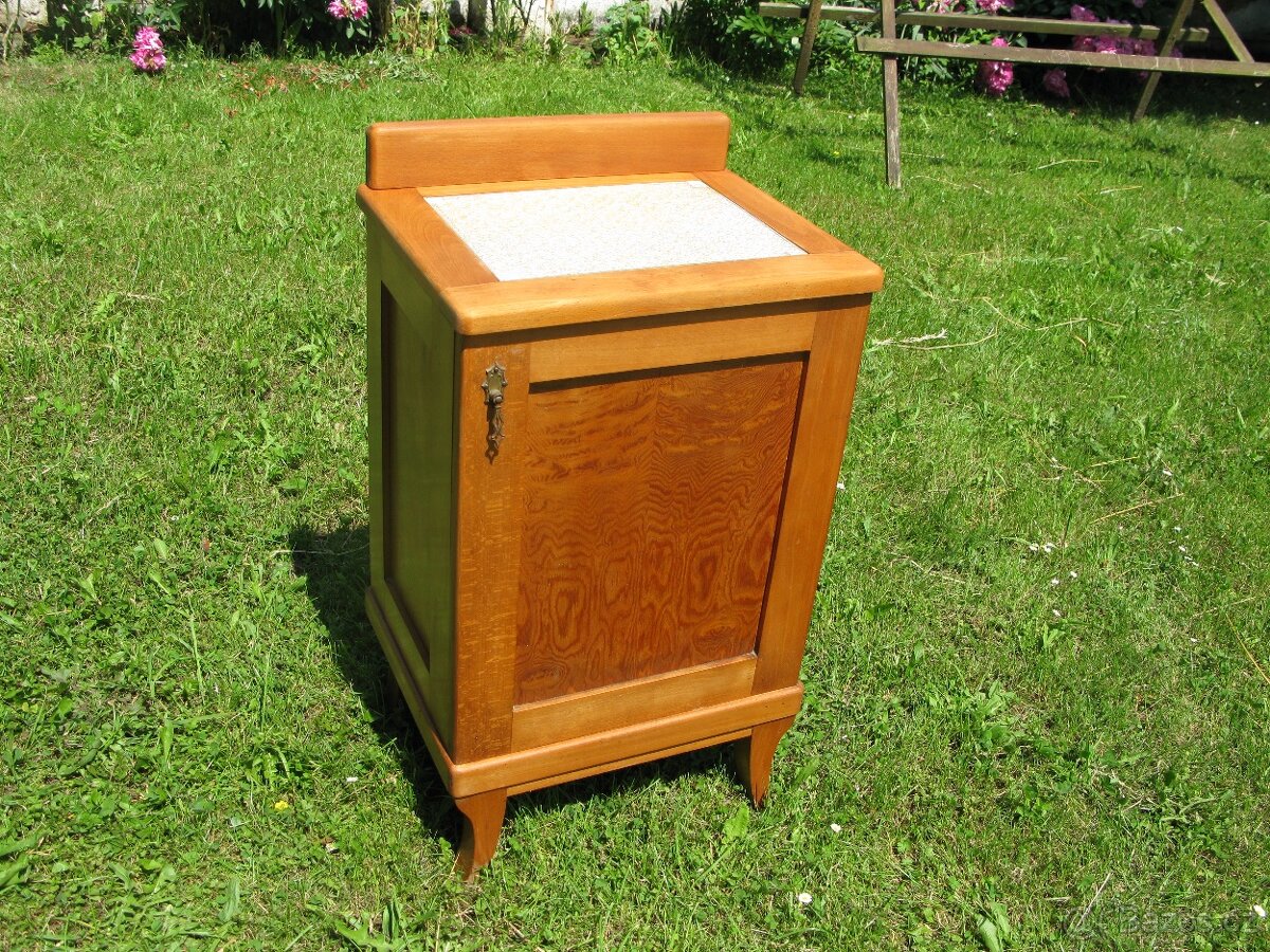 starožitný noční stolek