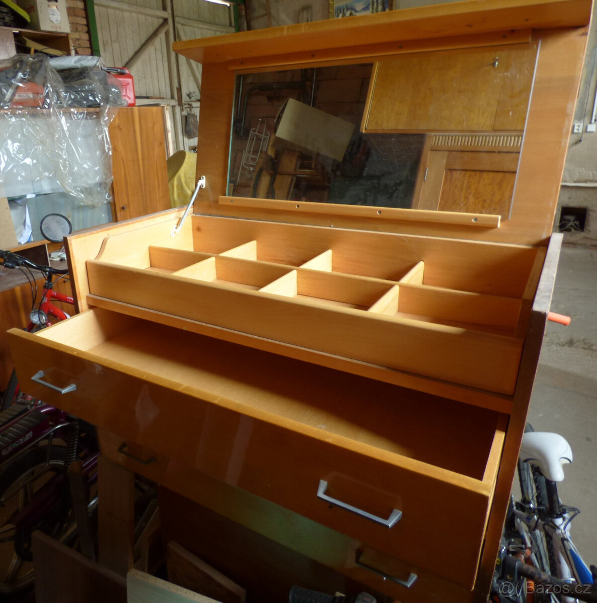 Šuplíková komoda se zrcadlem a šuplíky