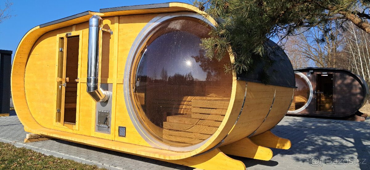 Venkovní oválná sauna s panoramatickým oknem s odpočívárnou
