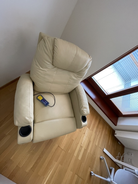 Křeslo s masážní mechanikou; Nastavitelná podnožka. Plně