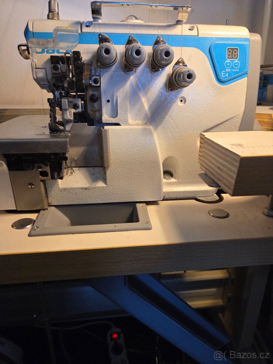 průmyslový šici stroj overlock 5 nitný na 220w