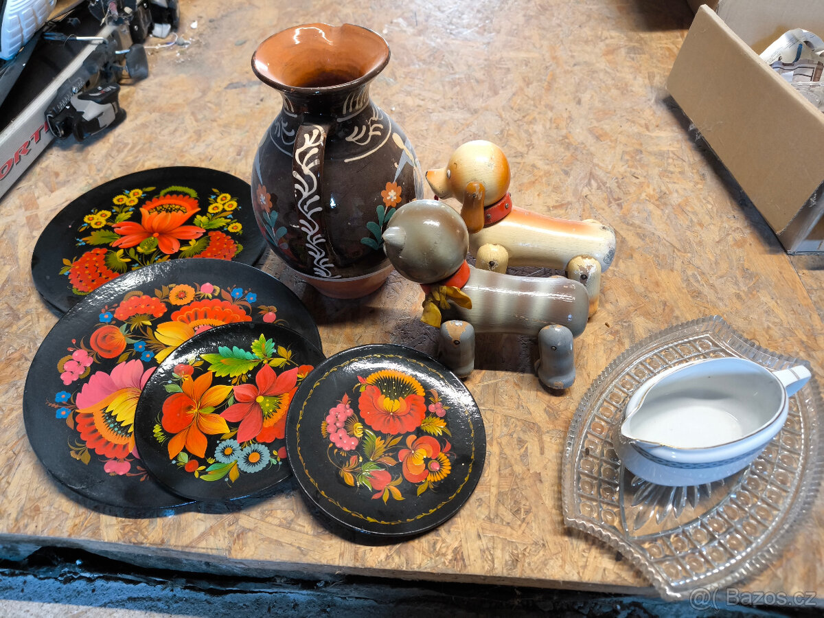 Hrníčky, sklenice, talíře, keramika, sošky a jiné nálezy na