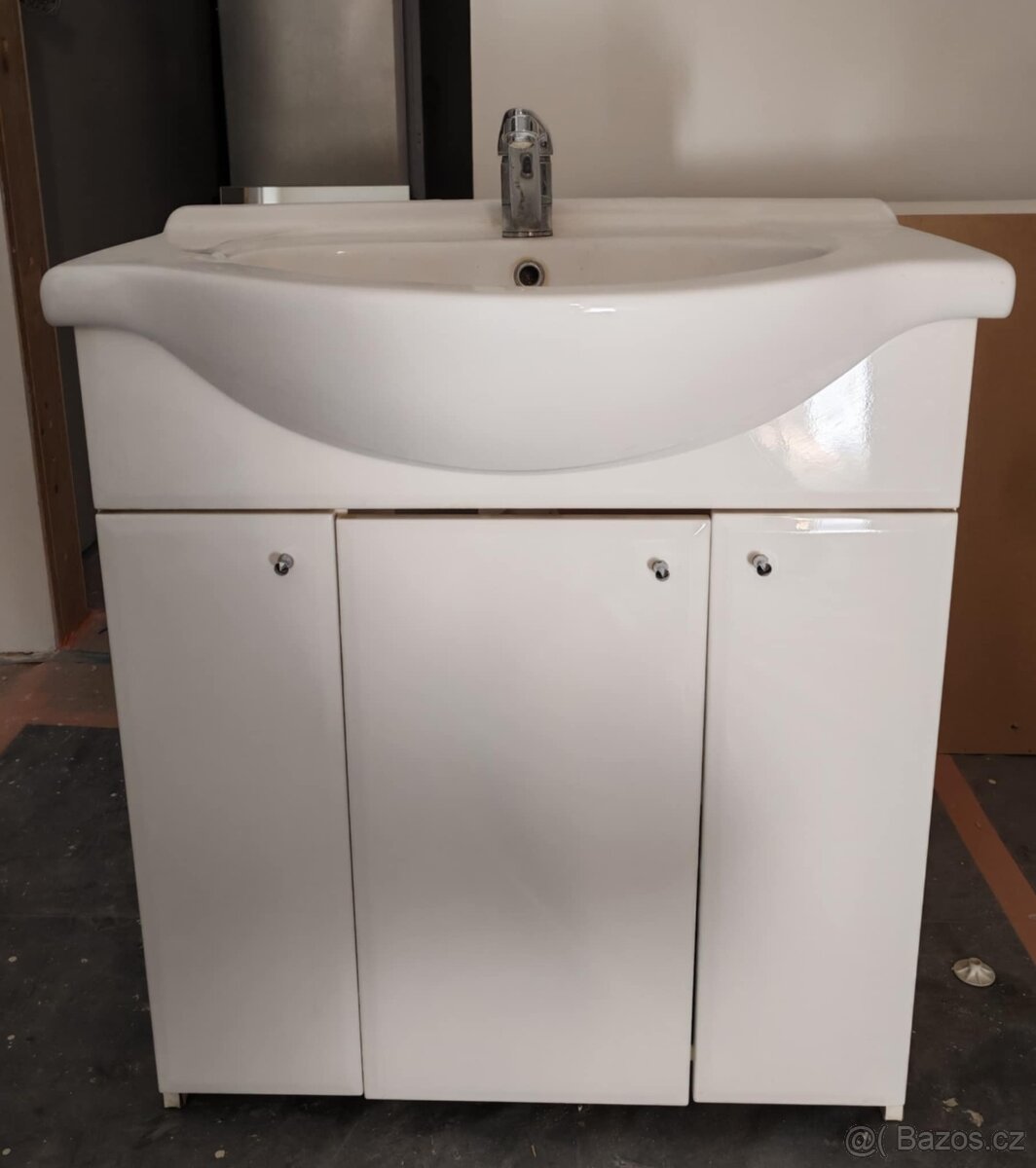 Umyvadlová skříňka s umyvadlem a zrkadlem