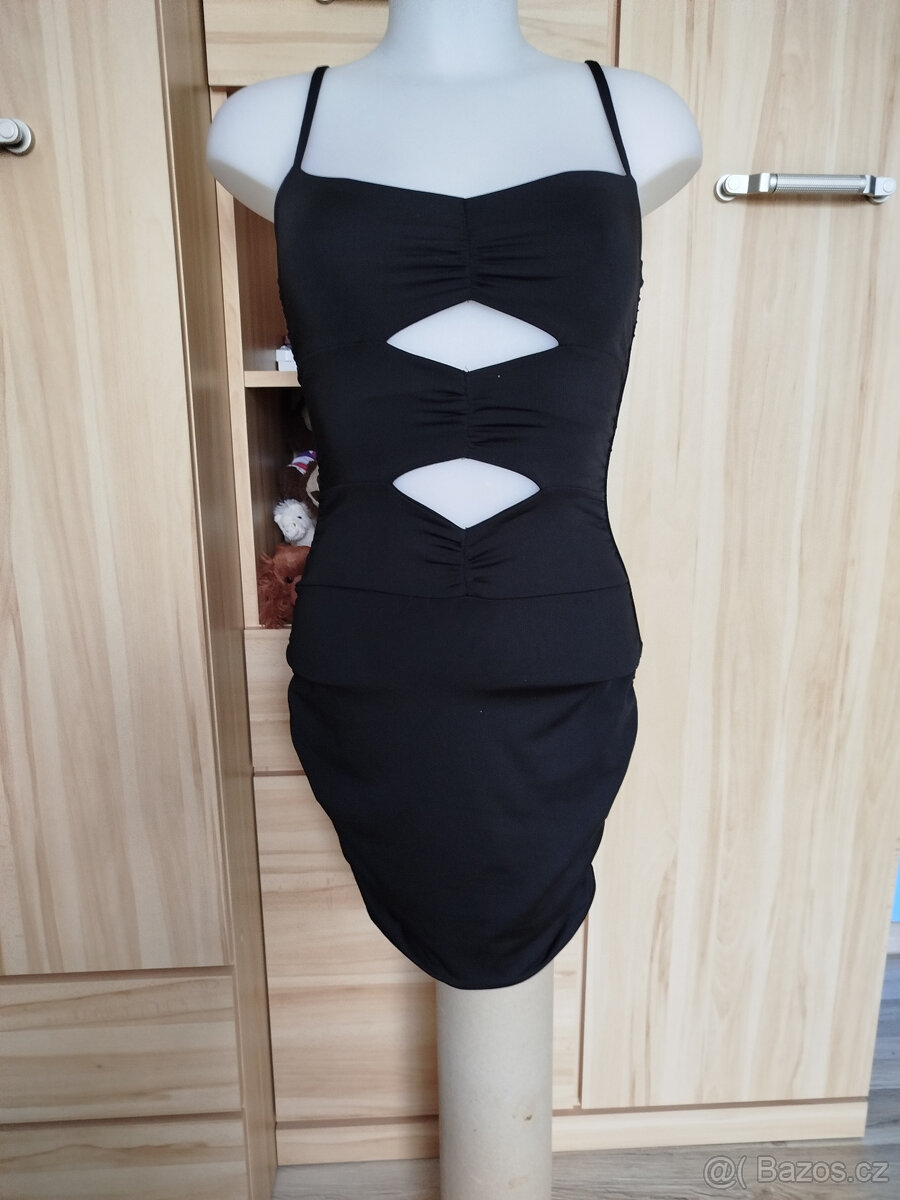 černé šaty s otvory