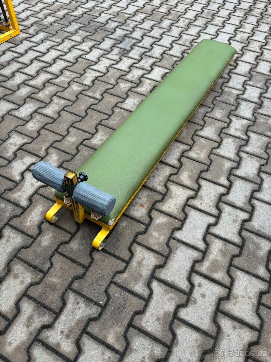 Posilovací lavice na břicho