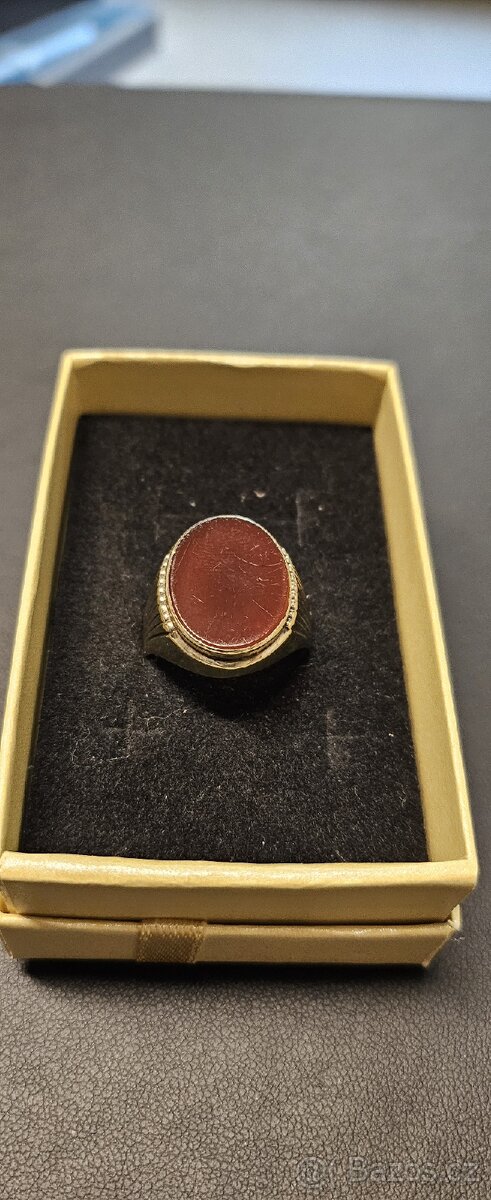 Prodám zlatý dámský prsten s kamenem