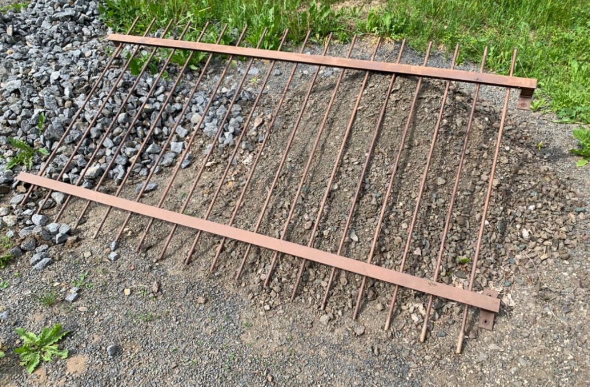 Mříž na stavební buňku