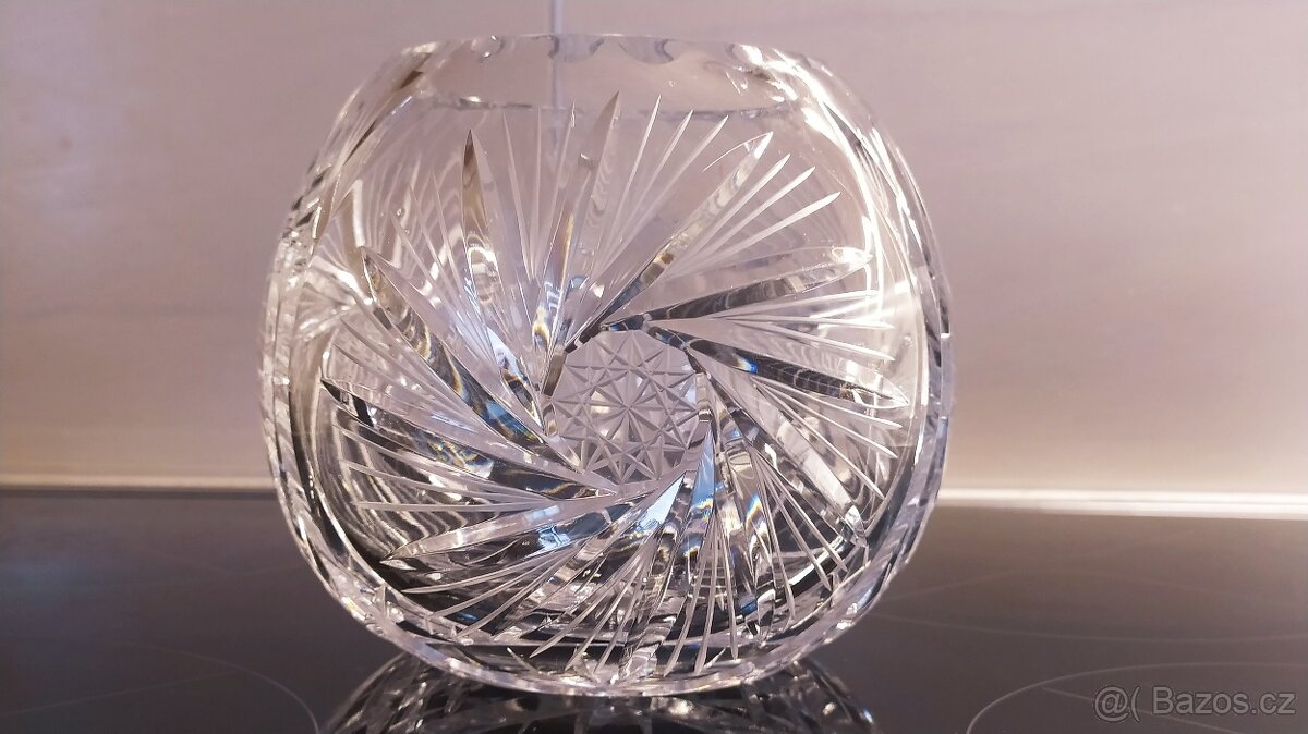 broušená kulatá váza