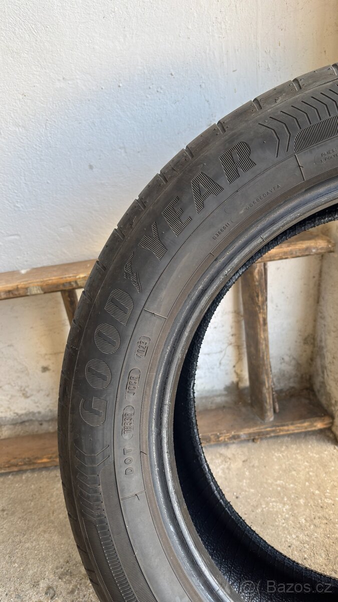 Letni pneu 215/55 R17