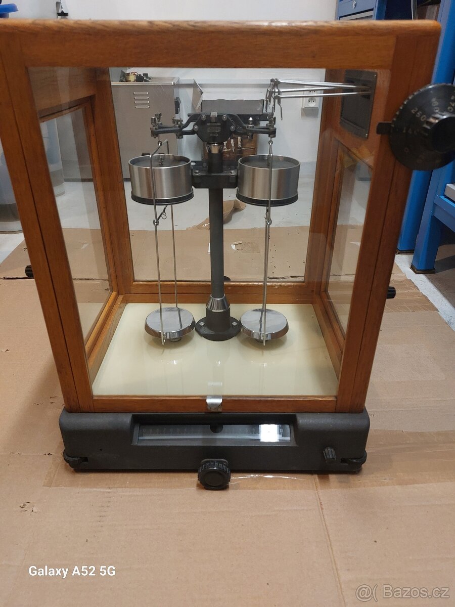 Laboratorní váha.
