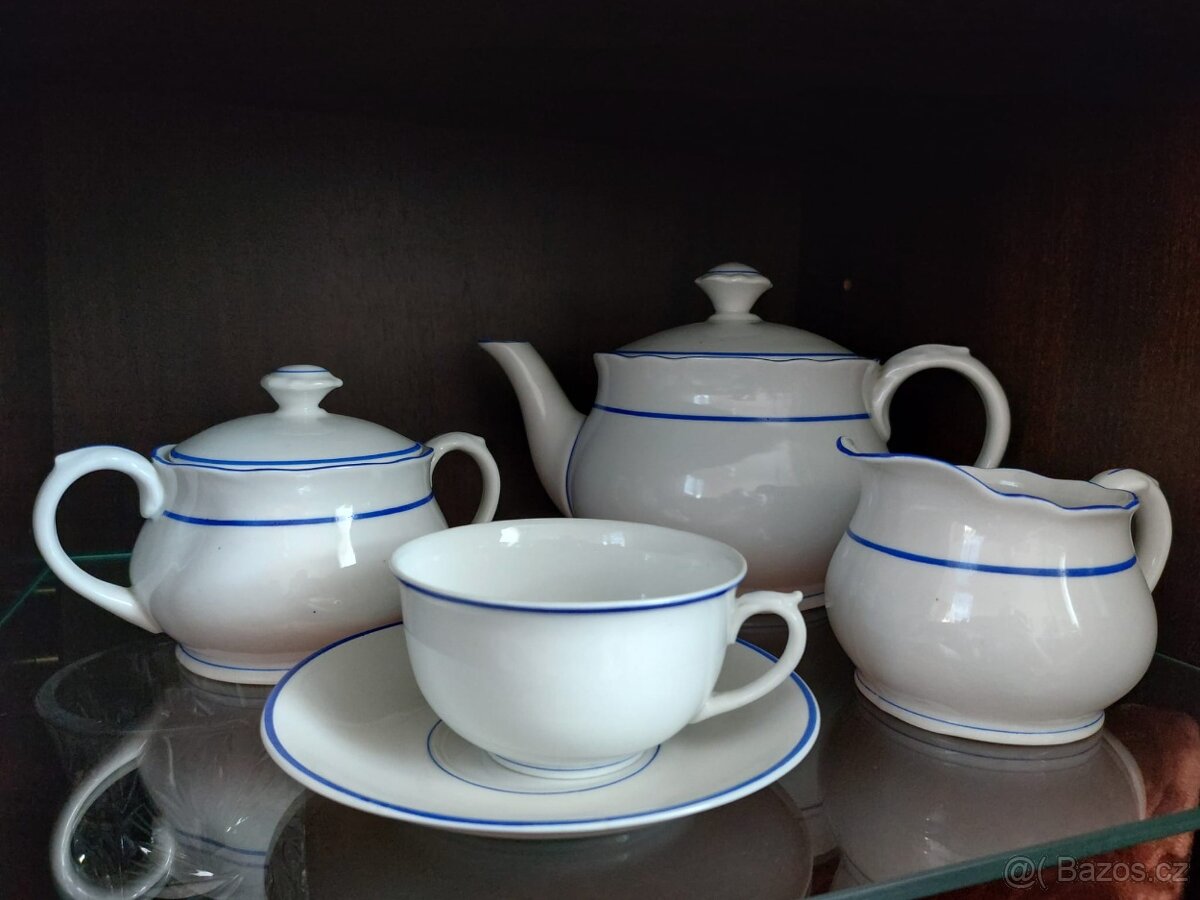 Bílý porcelánový servis s modrým proužkem