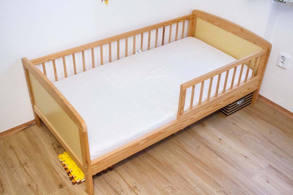 Prodám dětskou postel borovice 140x70 + matrace a povlečení